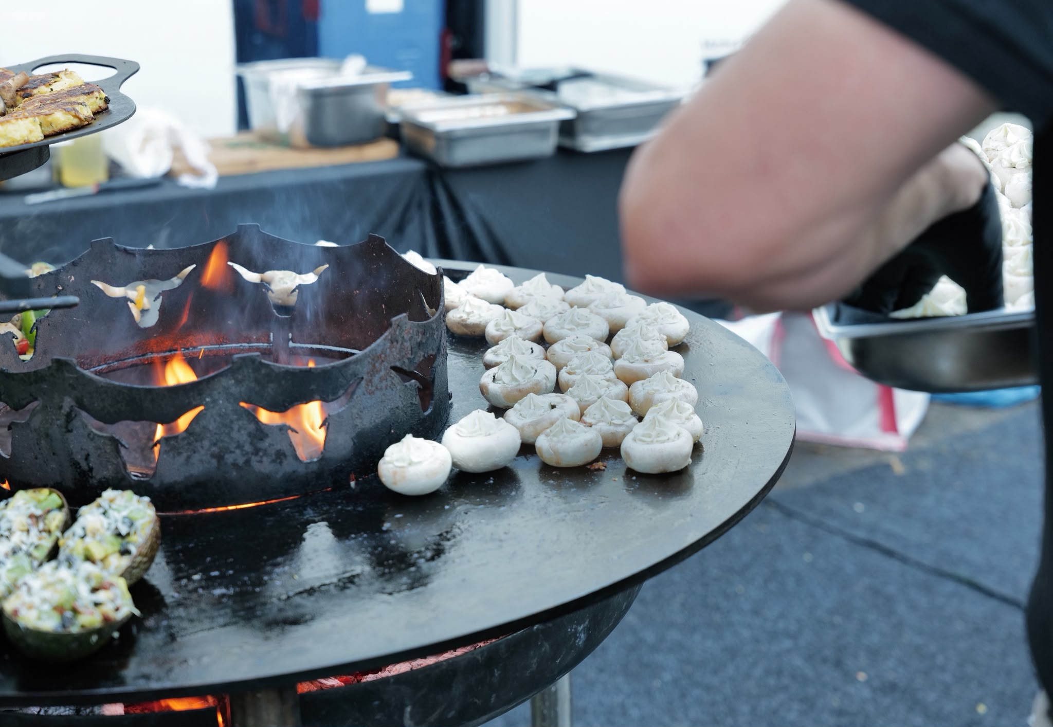 Nahaufnahme von frischen Champignons und Frischkäse als Rohprodukt