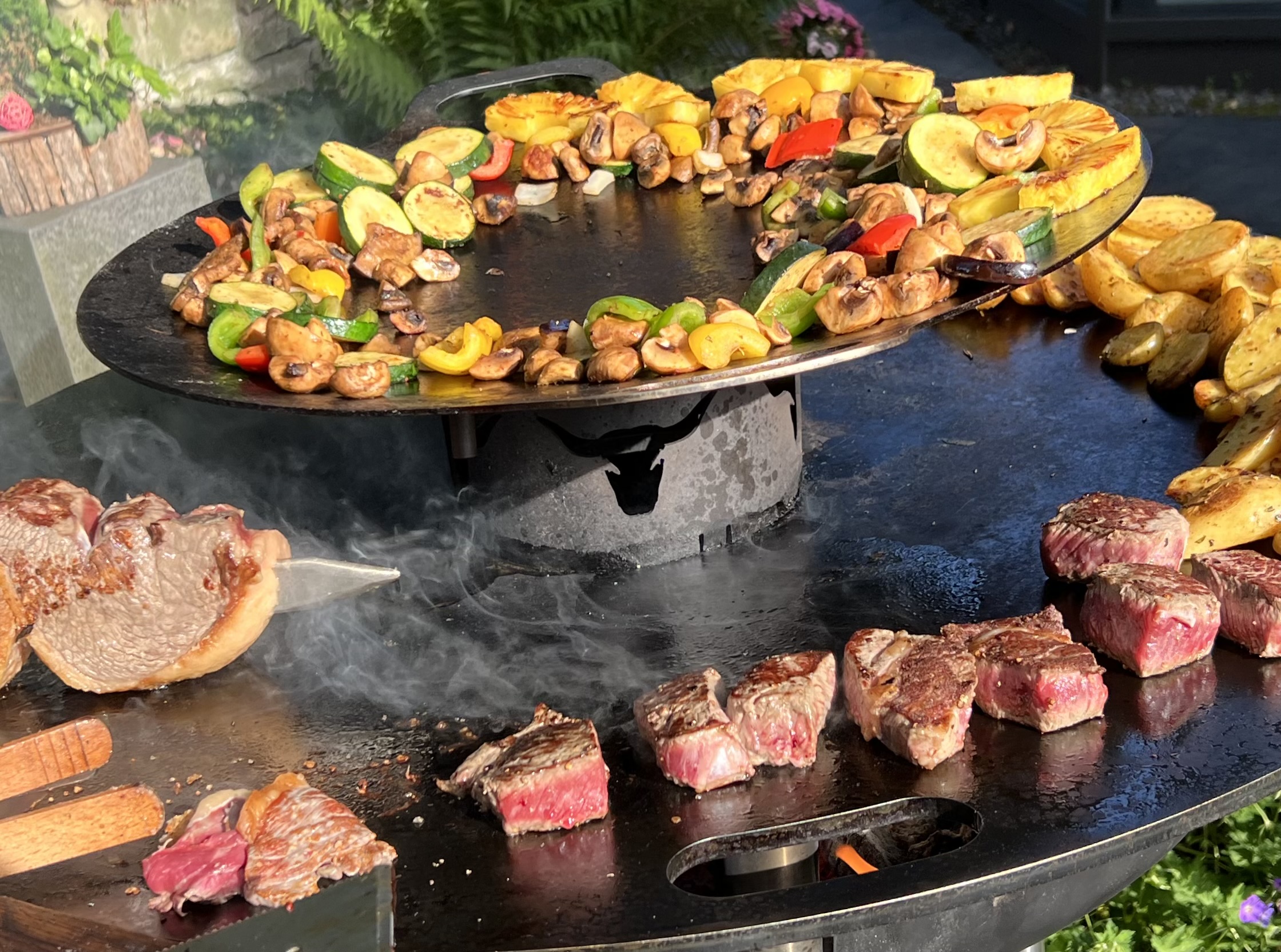 Grillgemüse und Ananas auf der Feuerplatte