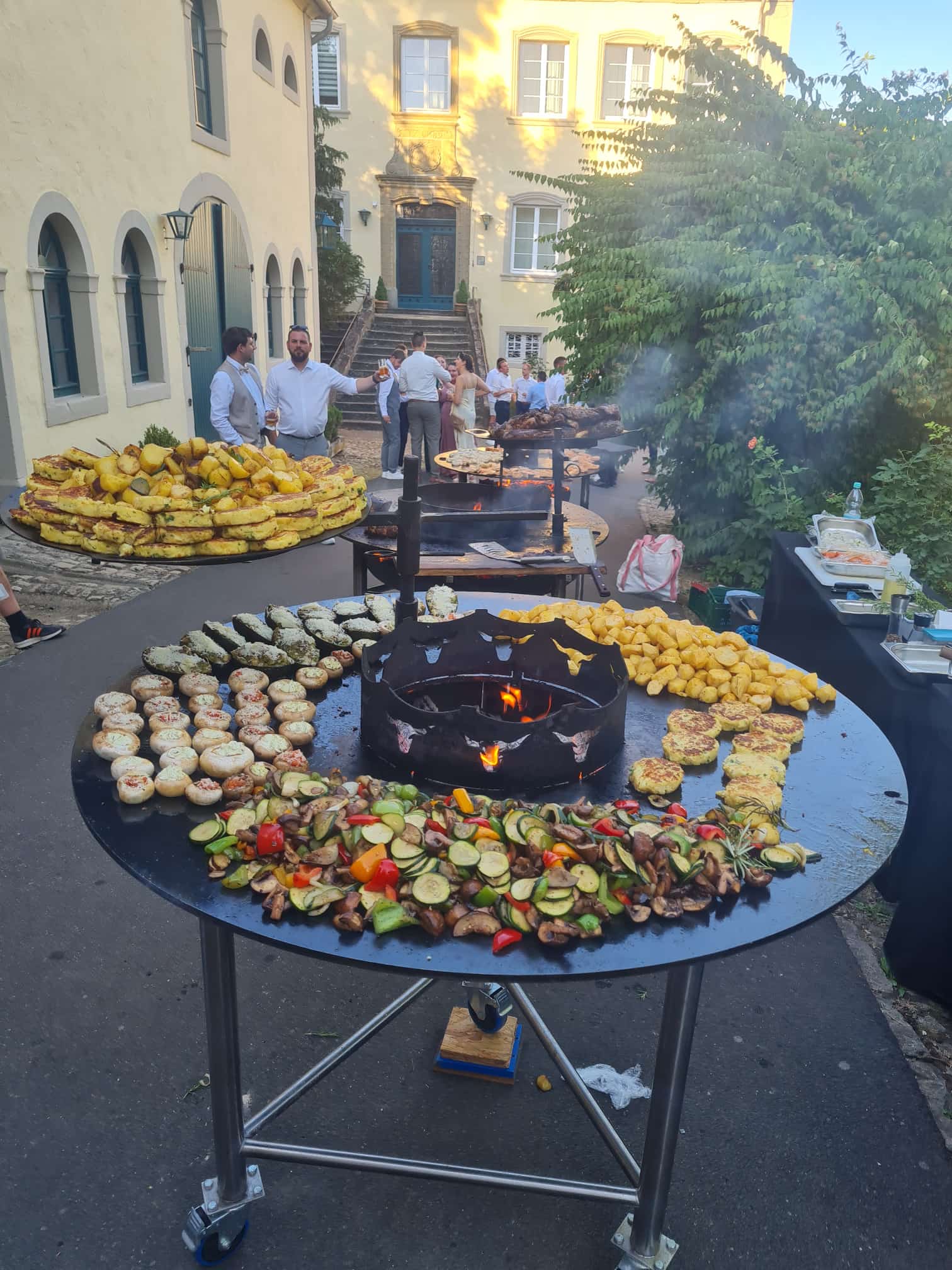Gefüllte Paprika und Zucchini im Schlosshof serviert