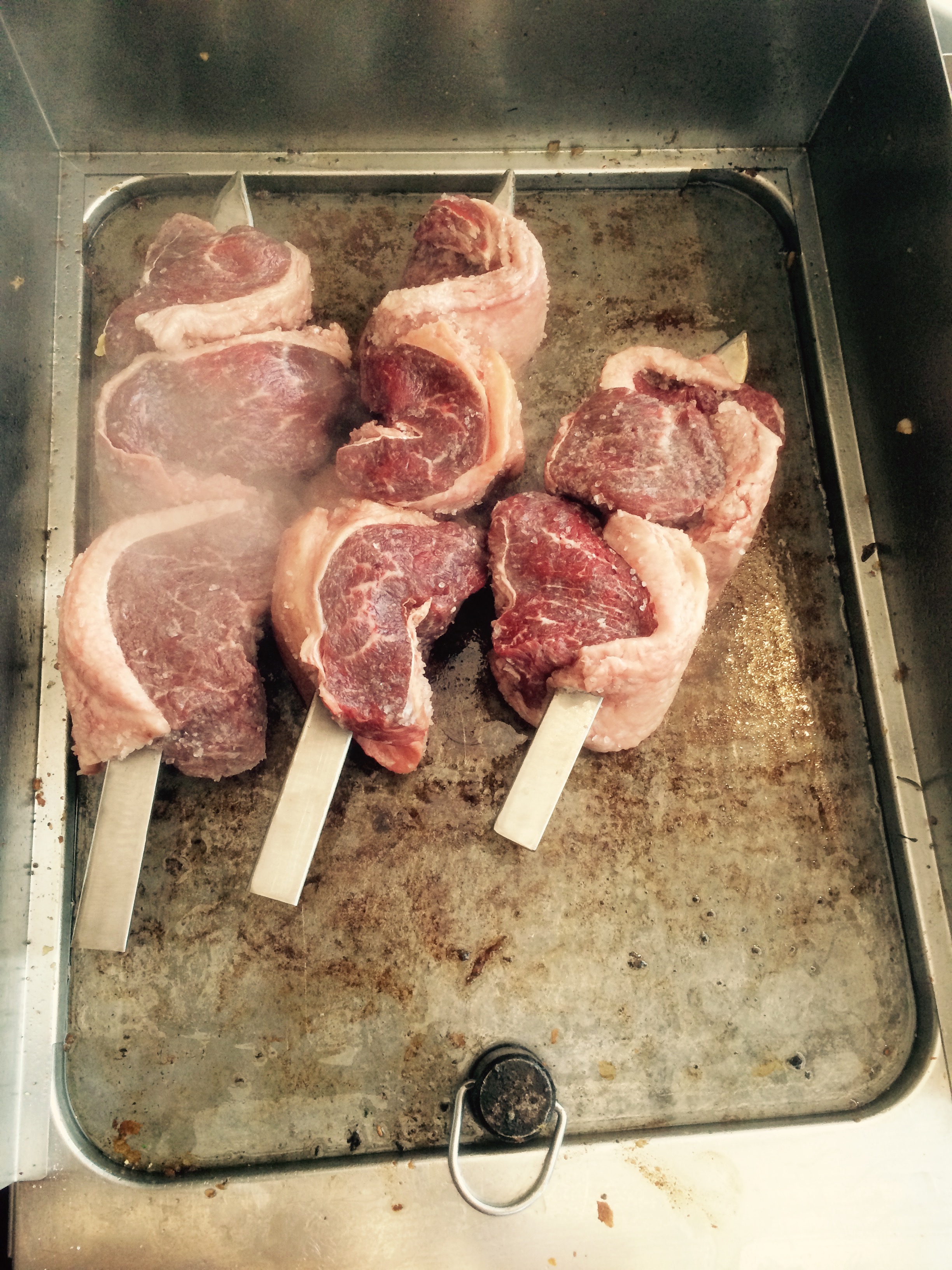 Zartes Rinderfilet am Spieß beim exklusiven Grillbuffet über offenem Feuer