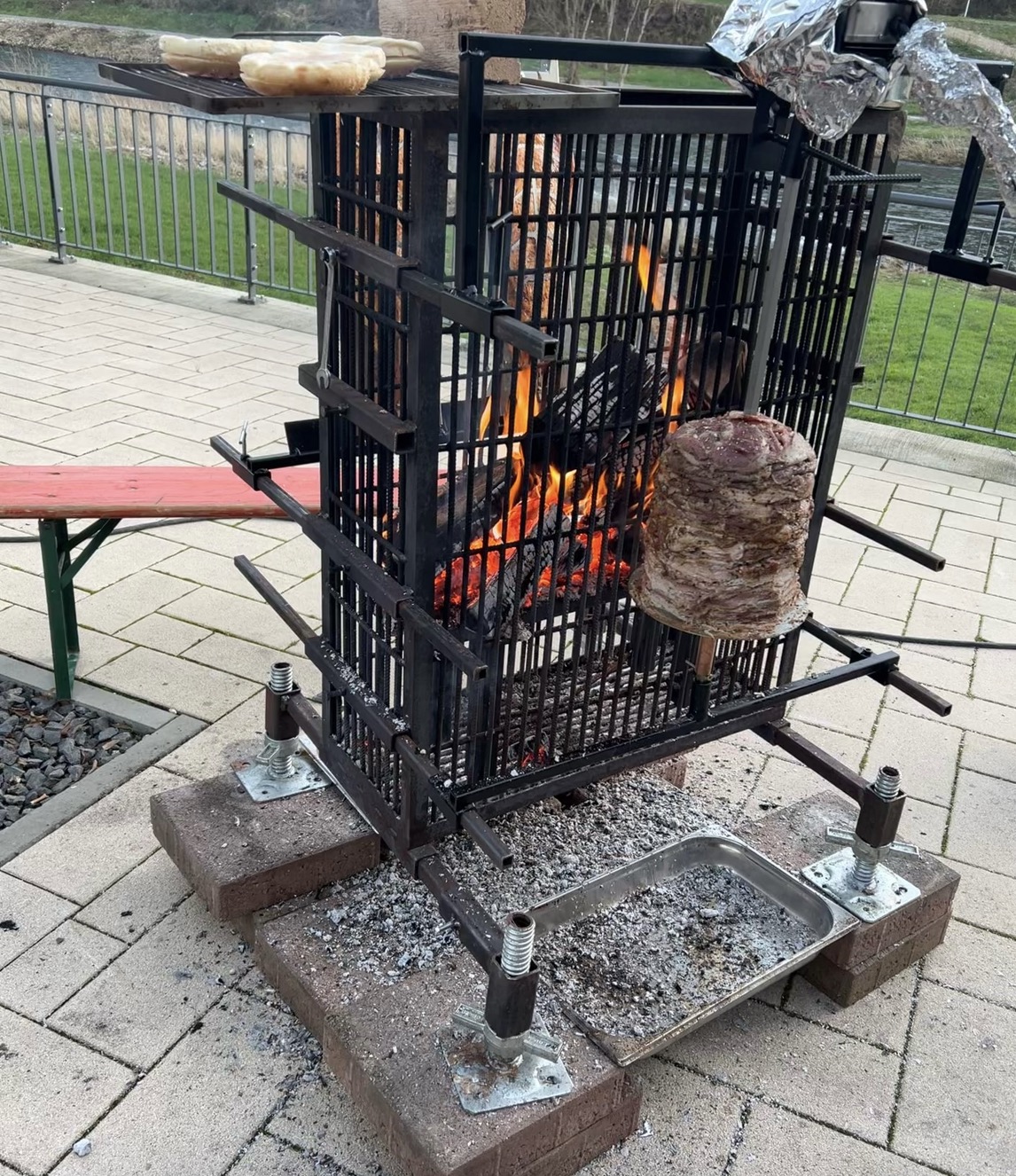 Rotisserie im Feuerkorb beim exklusiven Grillbuffet