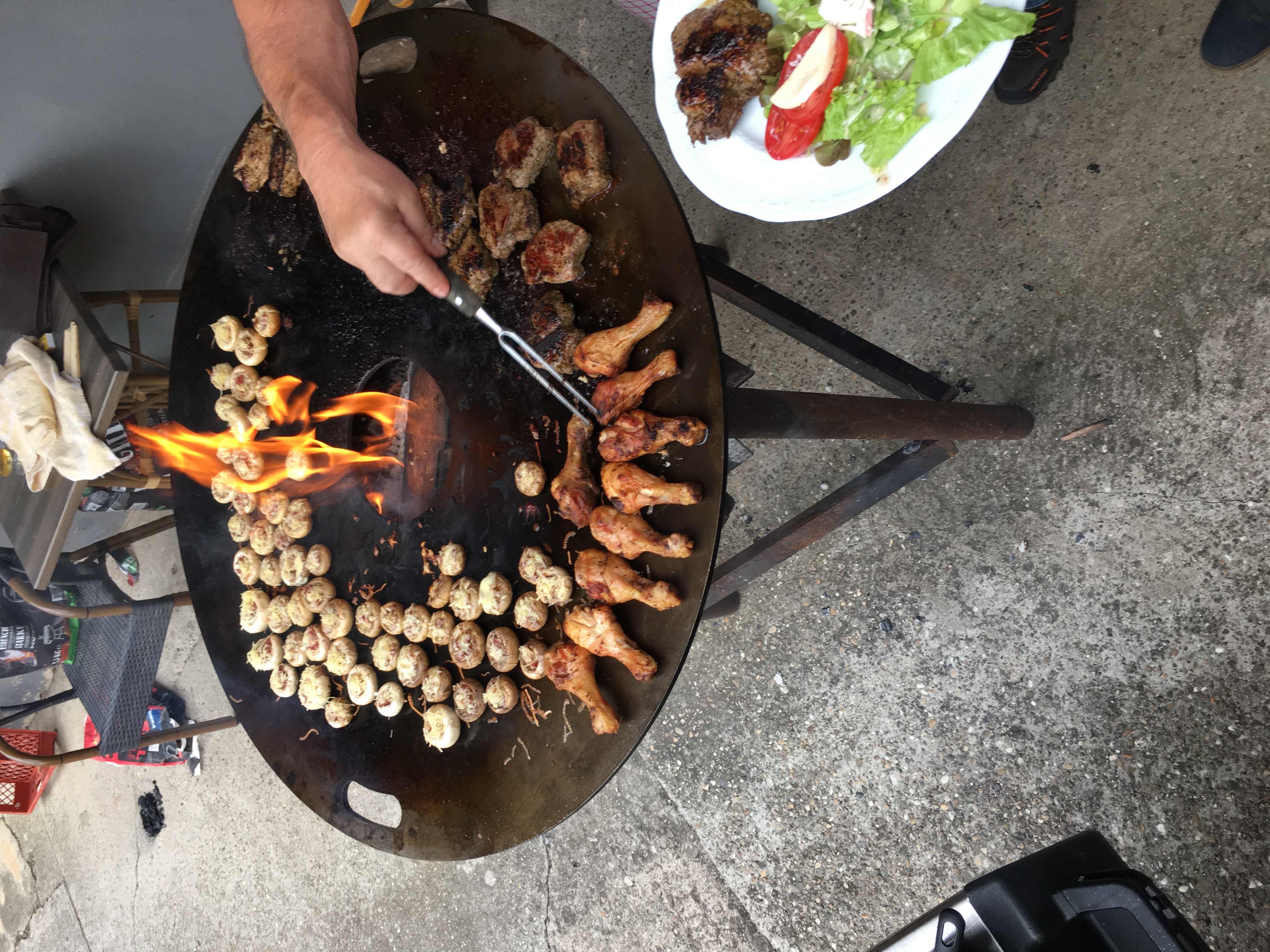 Grillbuffet an der Feuerplatte im Schlosshof während der Zubereitung