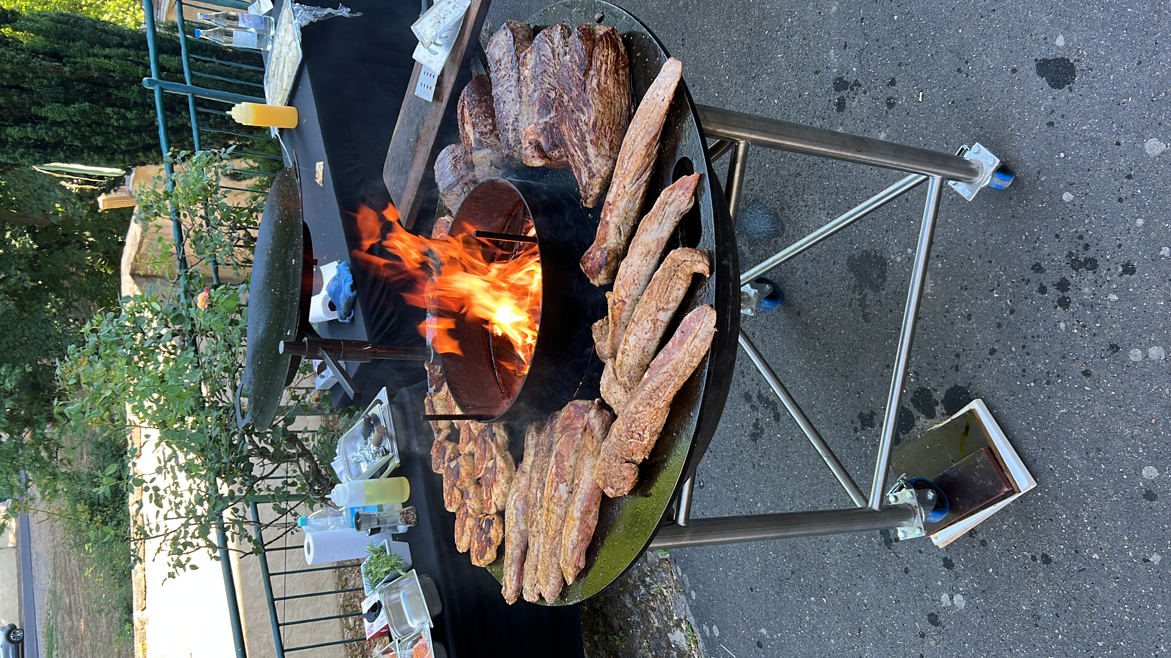 Fleisch und Speck auf der Feuerplatte beim Grillbuffet