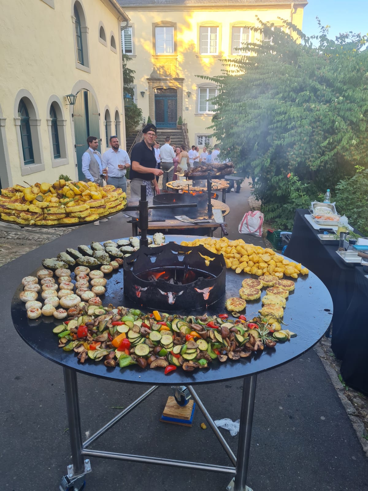 Kartoffelecken und Gemüse beim Grillbuffet im Schlosshof
