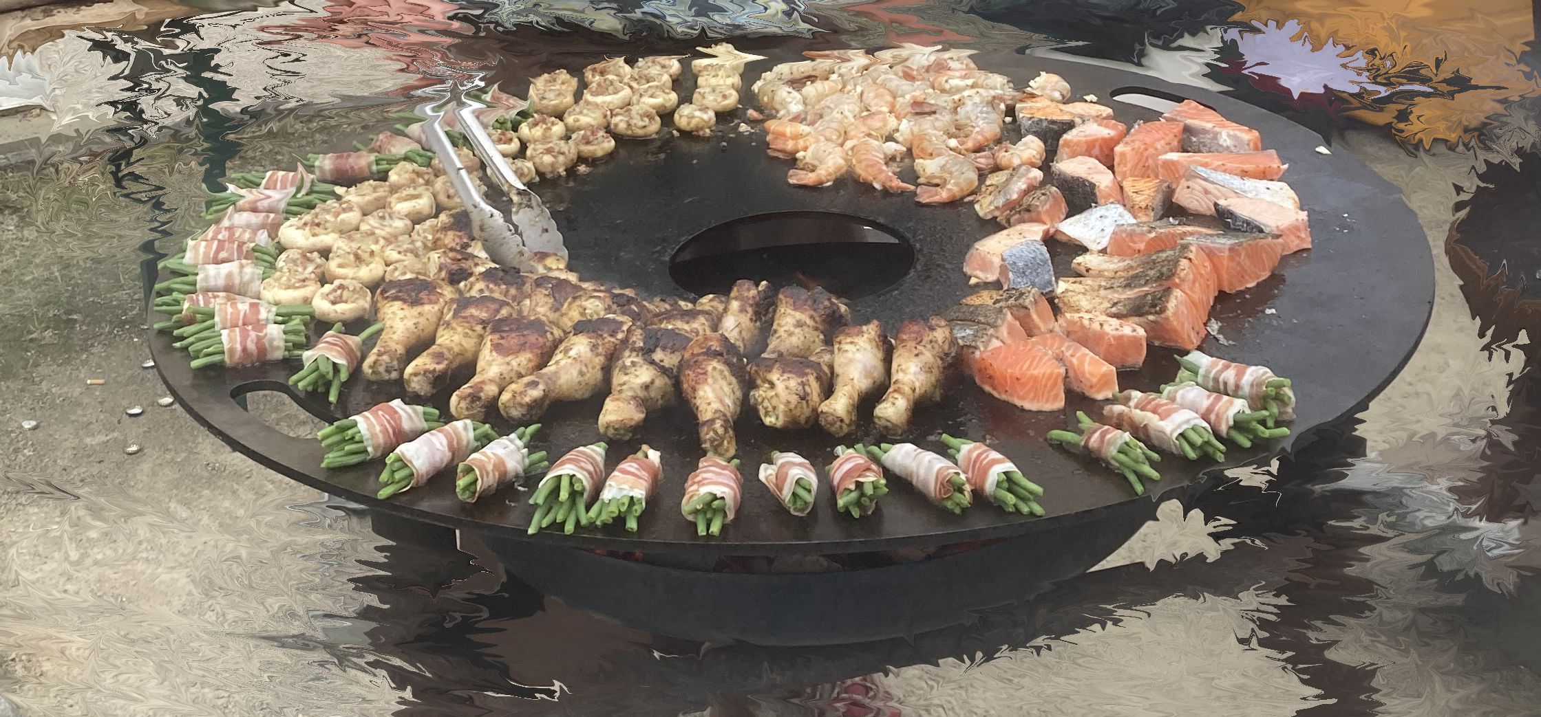 Hühnchen, Garnelen und Lachs auf der Feuerplatte beim rustikalen Grillbuffet